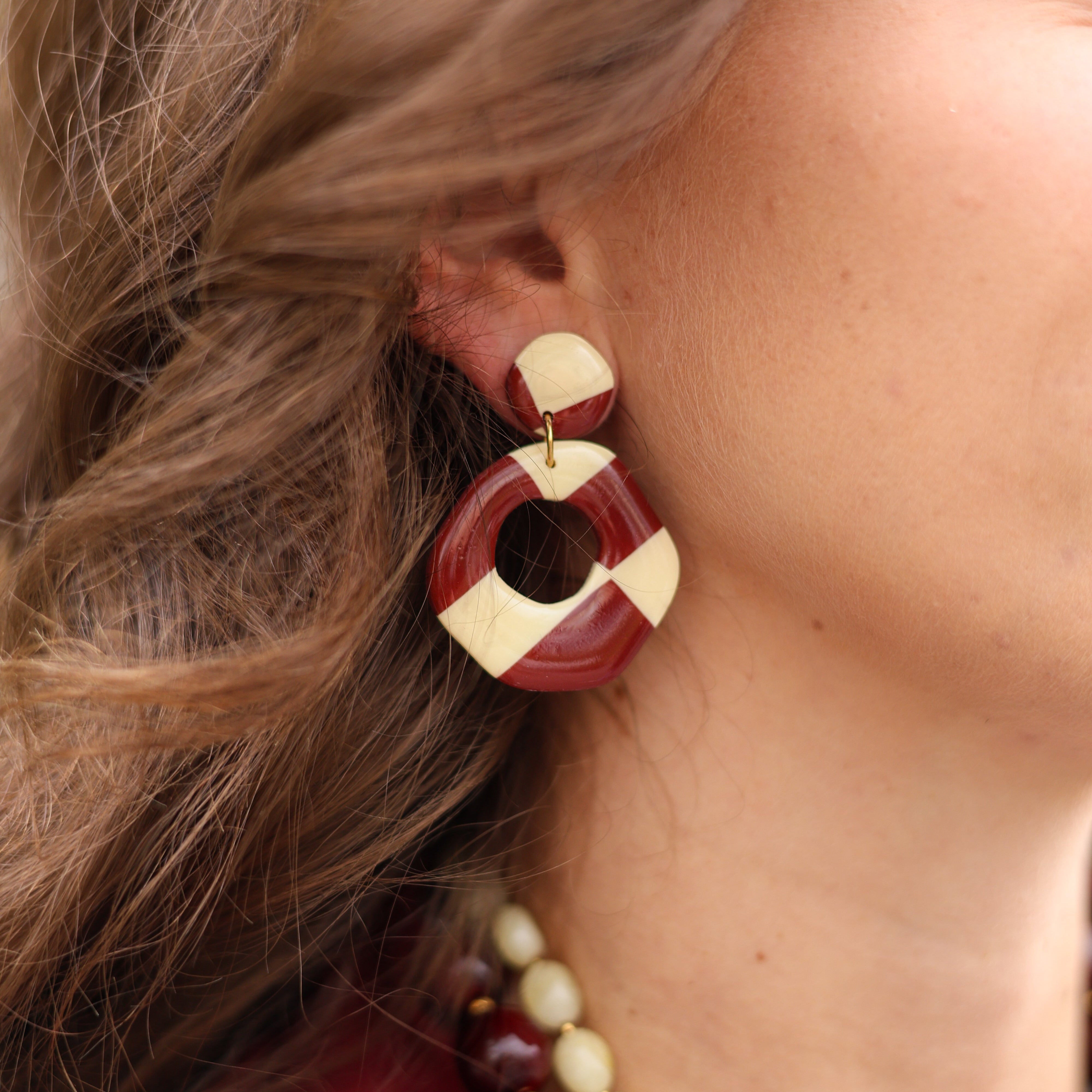 Unieke vrolijke en trendy oorbellen gemaakt van polymeer klei. Deze oorbellen zijn handgemaakt en verkrijgbaar in zilver en goud. Echte statement oorbellen!