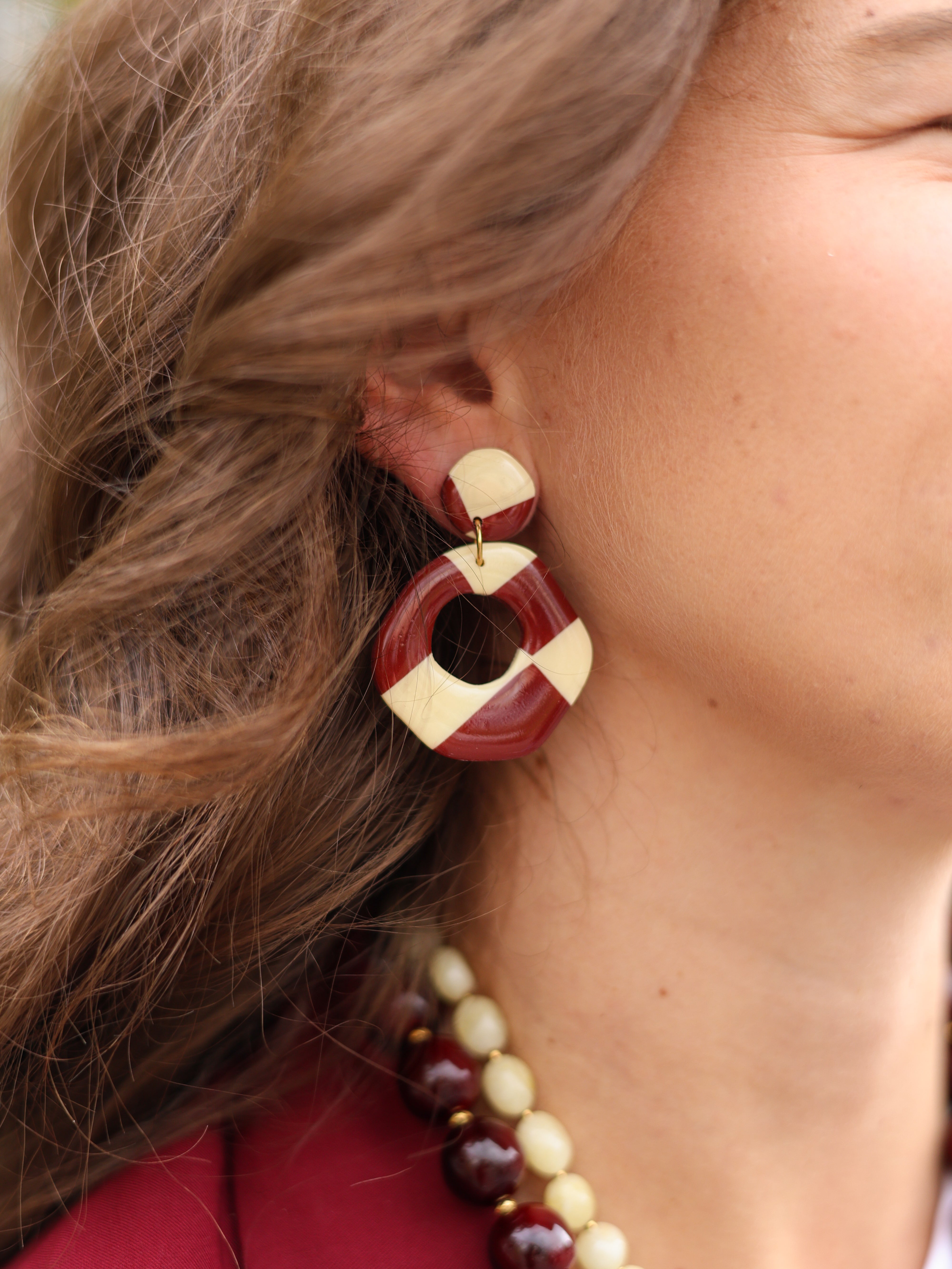 Unieke vrolijke en trendy oorbellen gemaakt van polymeer klei. Deze oorbellen zijn handgemaakt en verkrijgbaar in zilver en goud. Echte statement oorbellen!