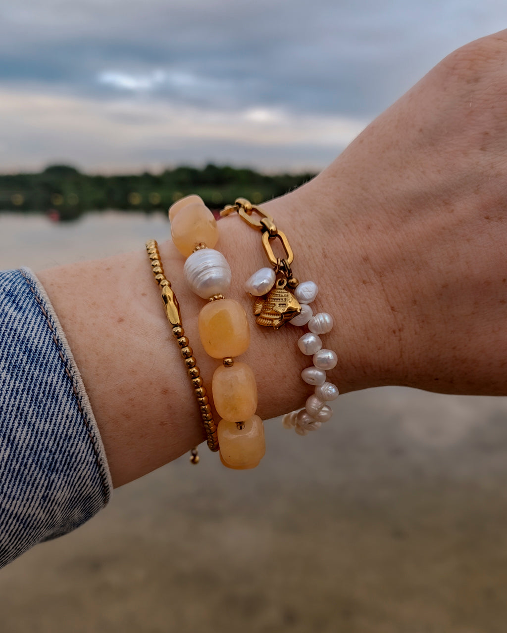 Armband Sunset Heat Yellow Jade op model