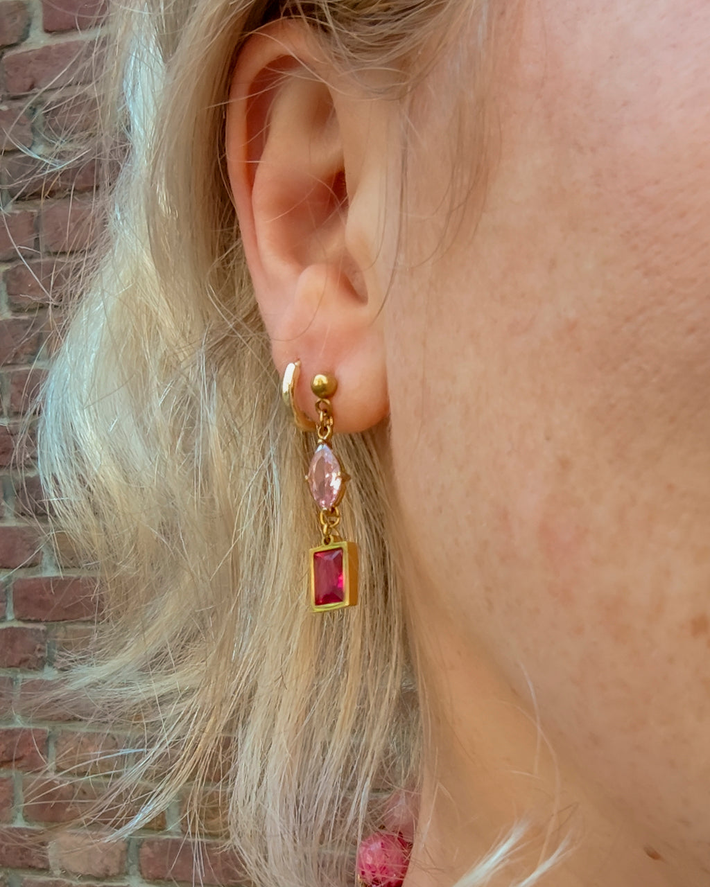 Oorbellen Sunset Heat Pink Zirkonia Drop op model
