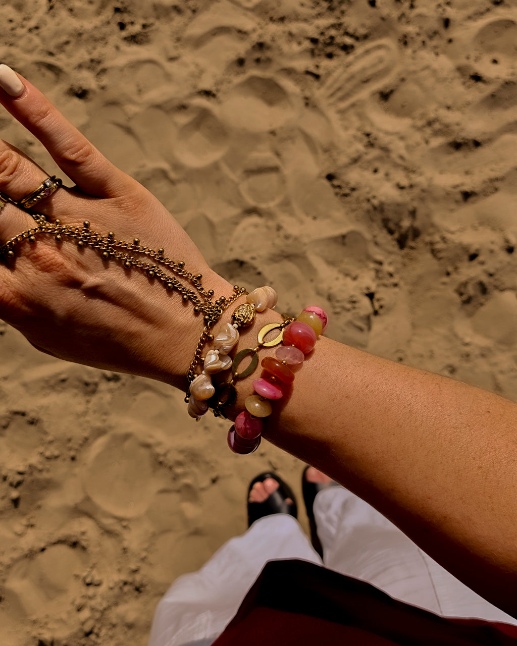 Handchain Summer Glow Bold Beads op model