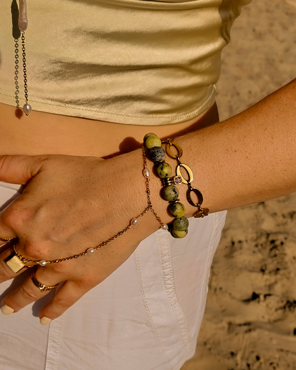 BLOSS sieraden op model