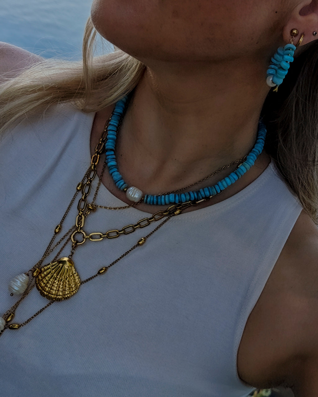 Ketting Sunset Heat Turquoise Shell Pearl op model