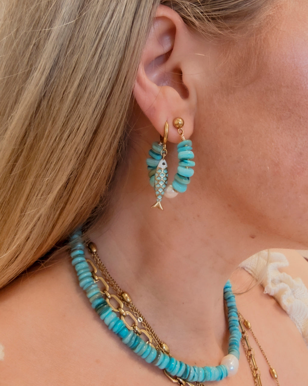 Oorbellen Sunset Heat Sardine Hoop Turquoise op model