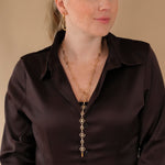 Fleurette Ketting gedragen bij een donkere blouse