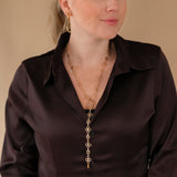 Fleurette Ketting gedragen bij een donkere blouse