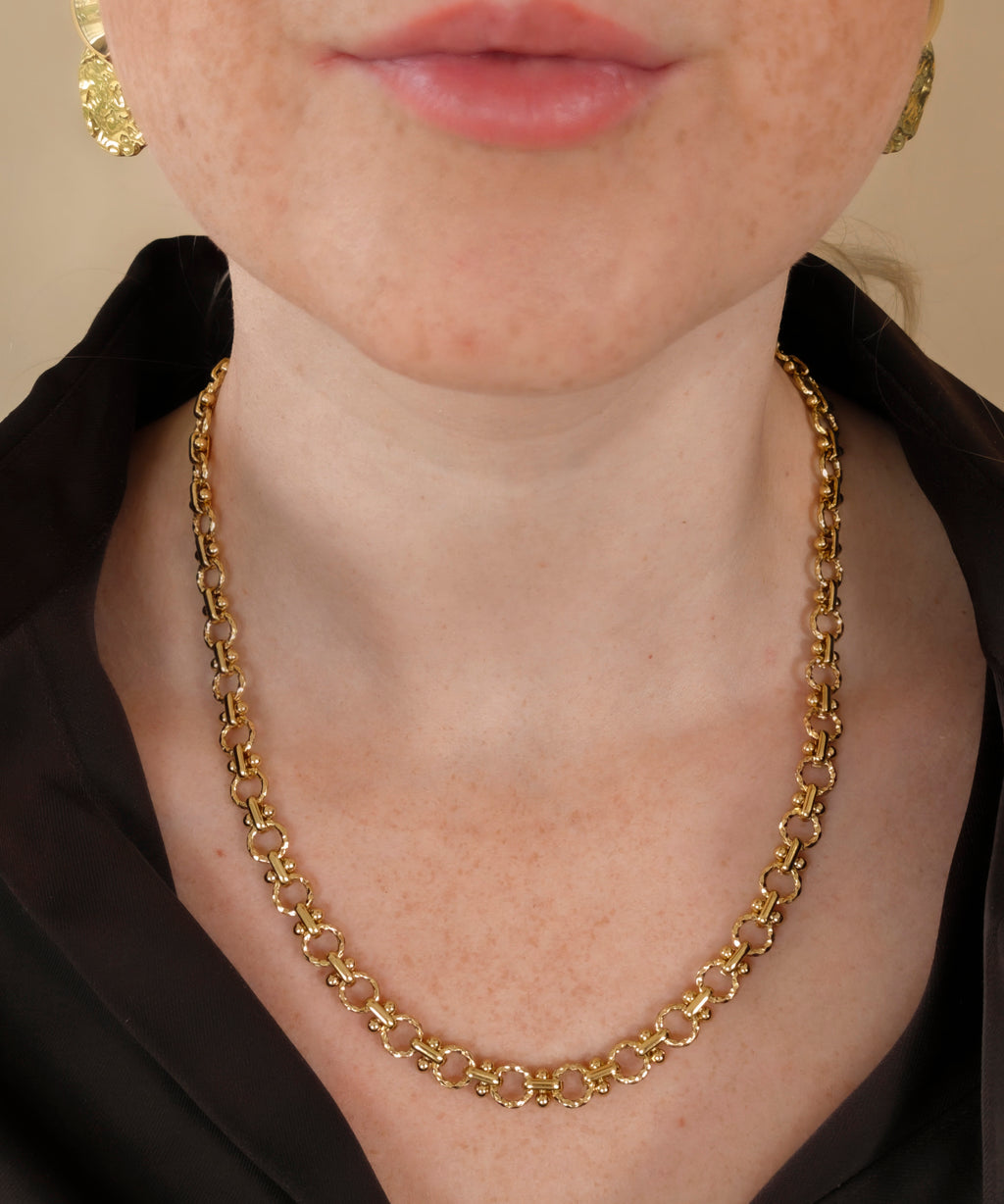Detail van de Lace Ketting gedragen bij een donkere blouse
