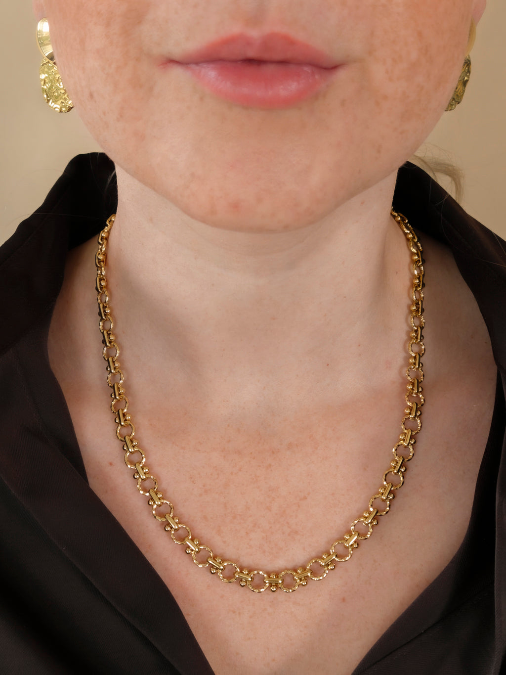 Detail van de Lace Ketting gedragen bij een donkere blouse