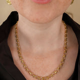 Detail van de Lace Ketting gedragen bij een donkere blouse