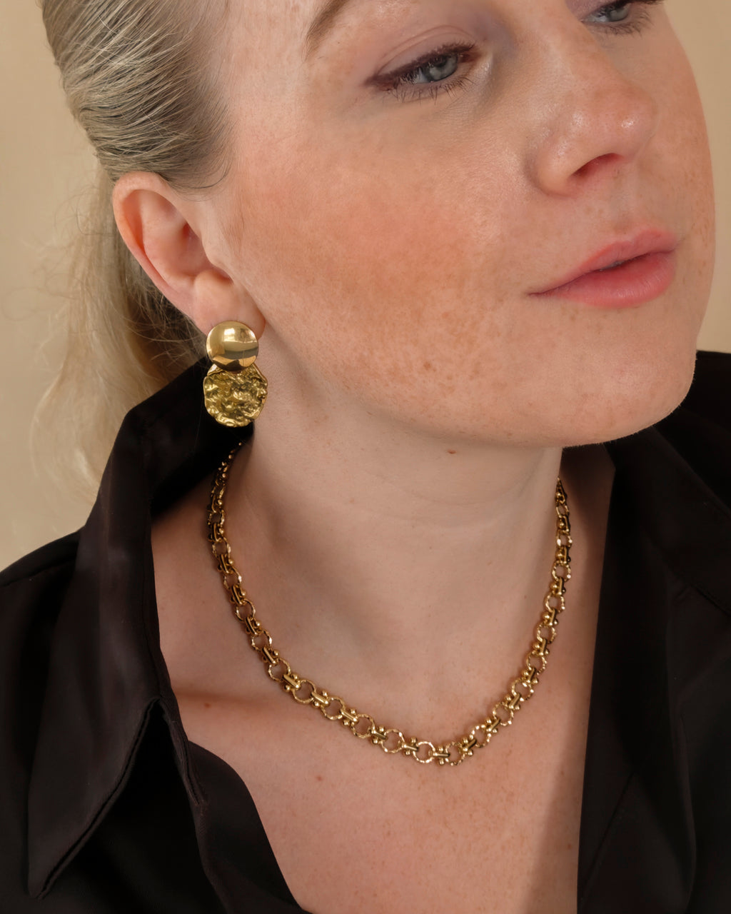 Lace Ketting gecombineerd met gouden oorbellen | gedragen