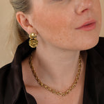 Lace Ketting gecombineerd met gouden oorbellen | gedragen
