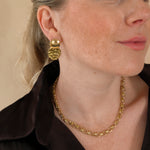 Solene gouden oorbellen gedragen met een donkere blouse en Lace ketting | gedragen