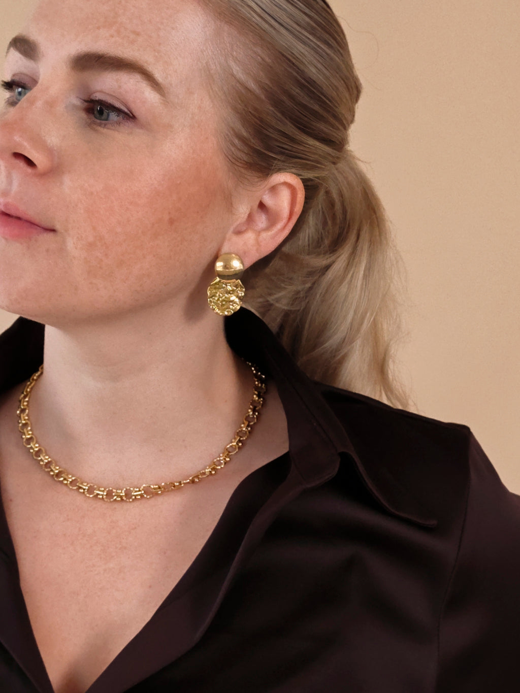 Lace Ketting gestyled met een donkere blouse