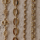 Gouden BLOSS Essentials met bloemmotieven, ovale schakels, een golvende ketting en bewerkte ronde schakels