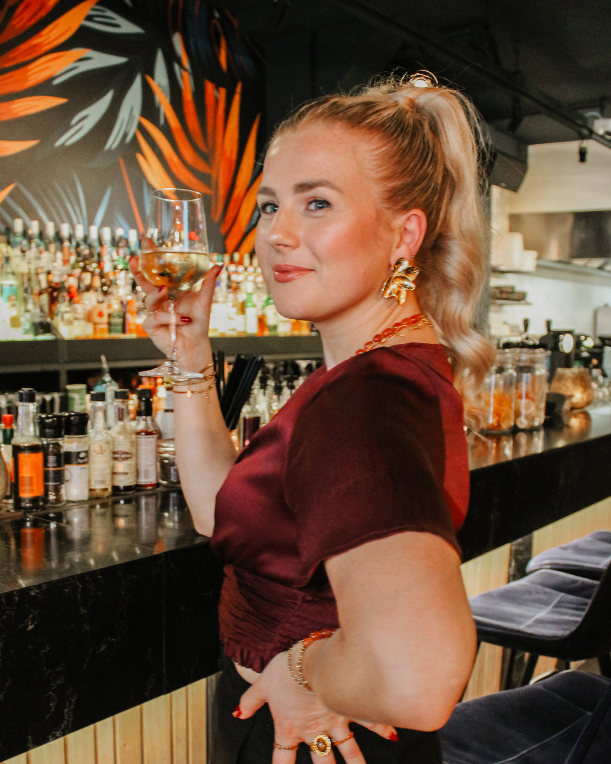 Oorbellen Statement Flower op model