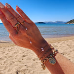 Coquette bedelarmband in een combinatie met andere BLOSS sieraden