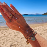 Coquette bedelarmband in een combinatie met andere BLOSS sieraden