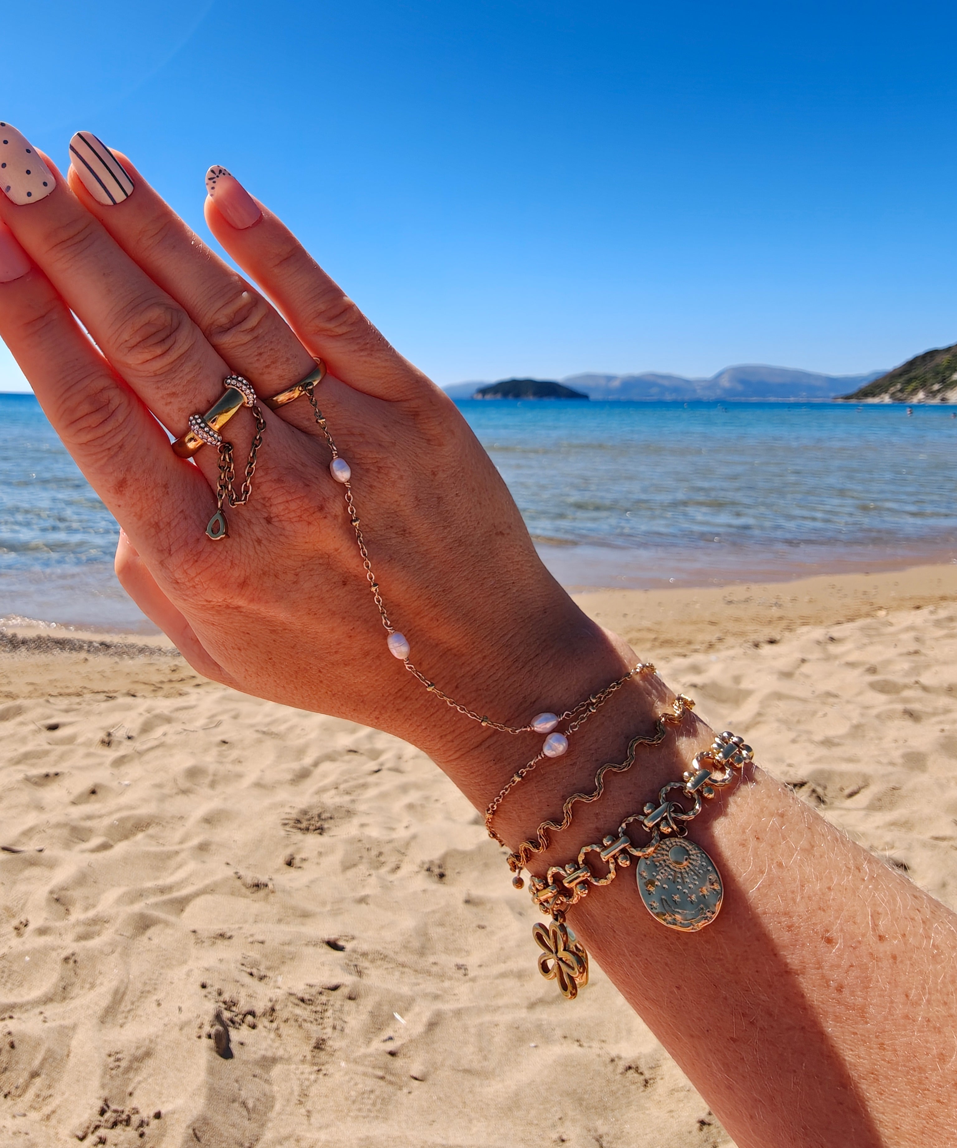 Coquette bedelarmband in een combinatie met andere BLOSS sieraden