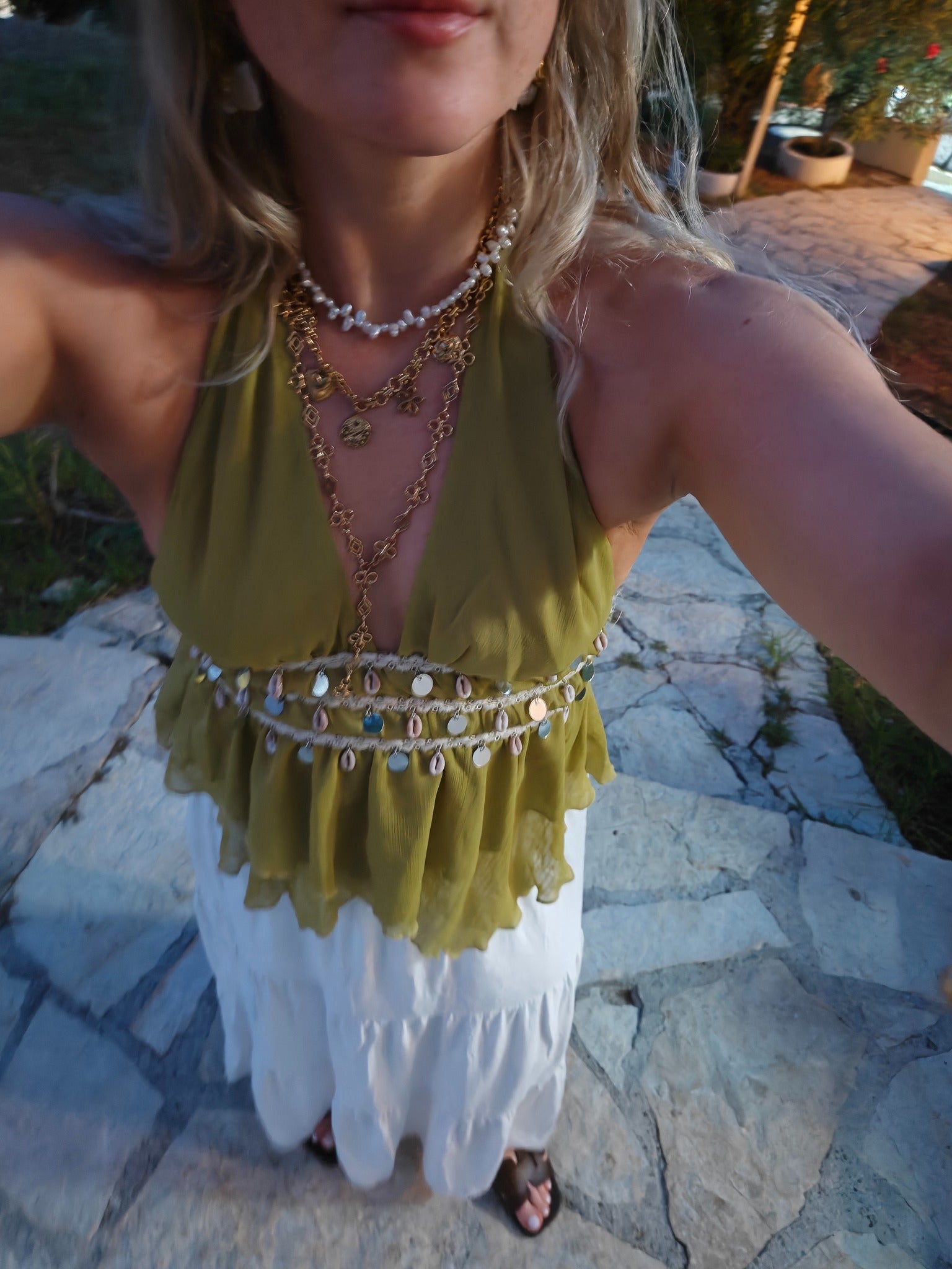 Coquette en Fleurette kettingen met andere BLOSS sieraden bij een groene outfit