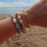 Fleurette Armband gecombineerd met andere armbanden aan zee