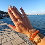 Lace Armband gecombineerd met andere gouden en gekleurde sieraden