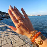 Lace Armband gecombineerd met andere gouden en gekleurde sieraden