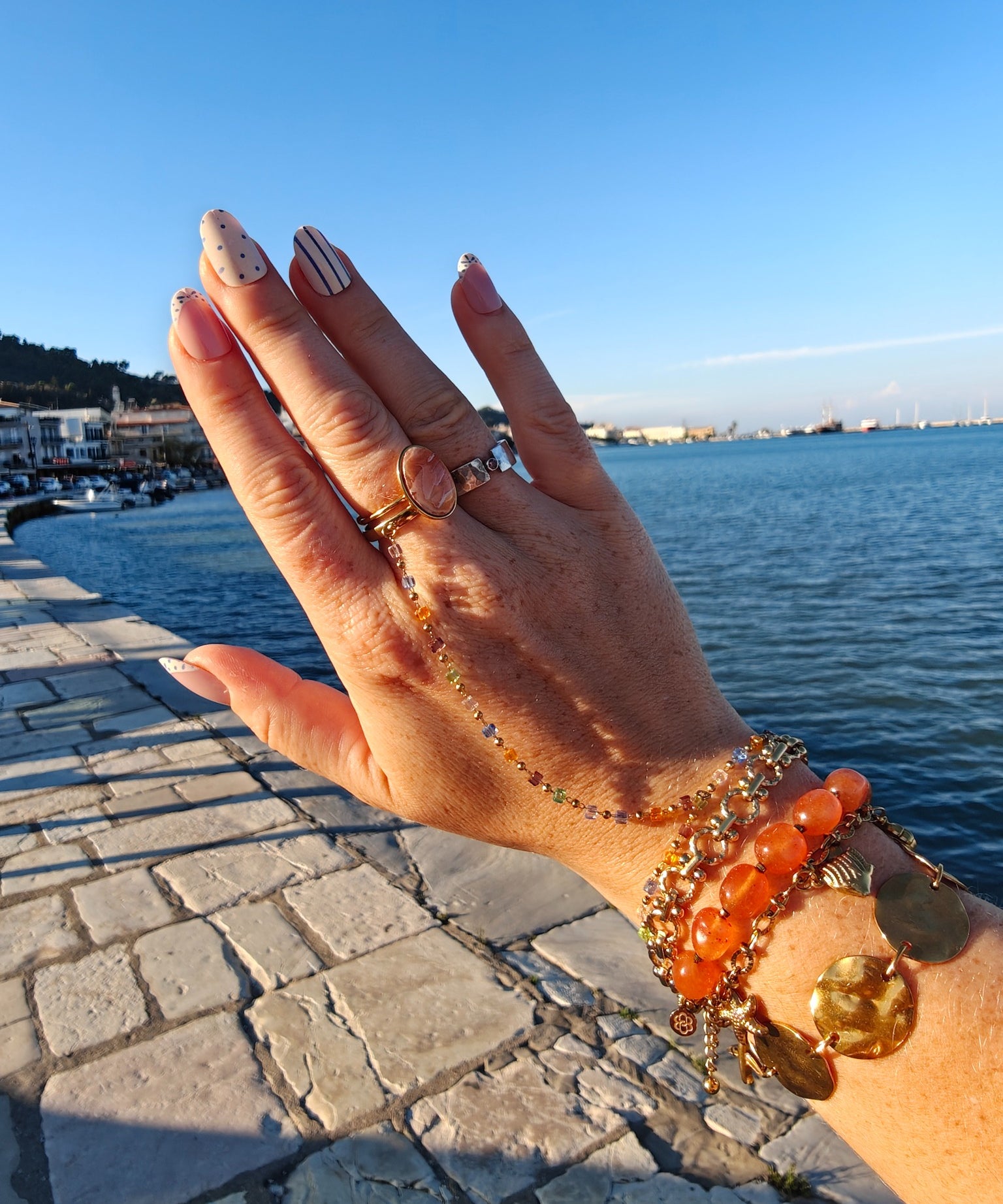 Lace Armband gecombineerd met andere gouden en gekleurde sieraden