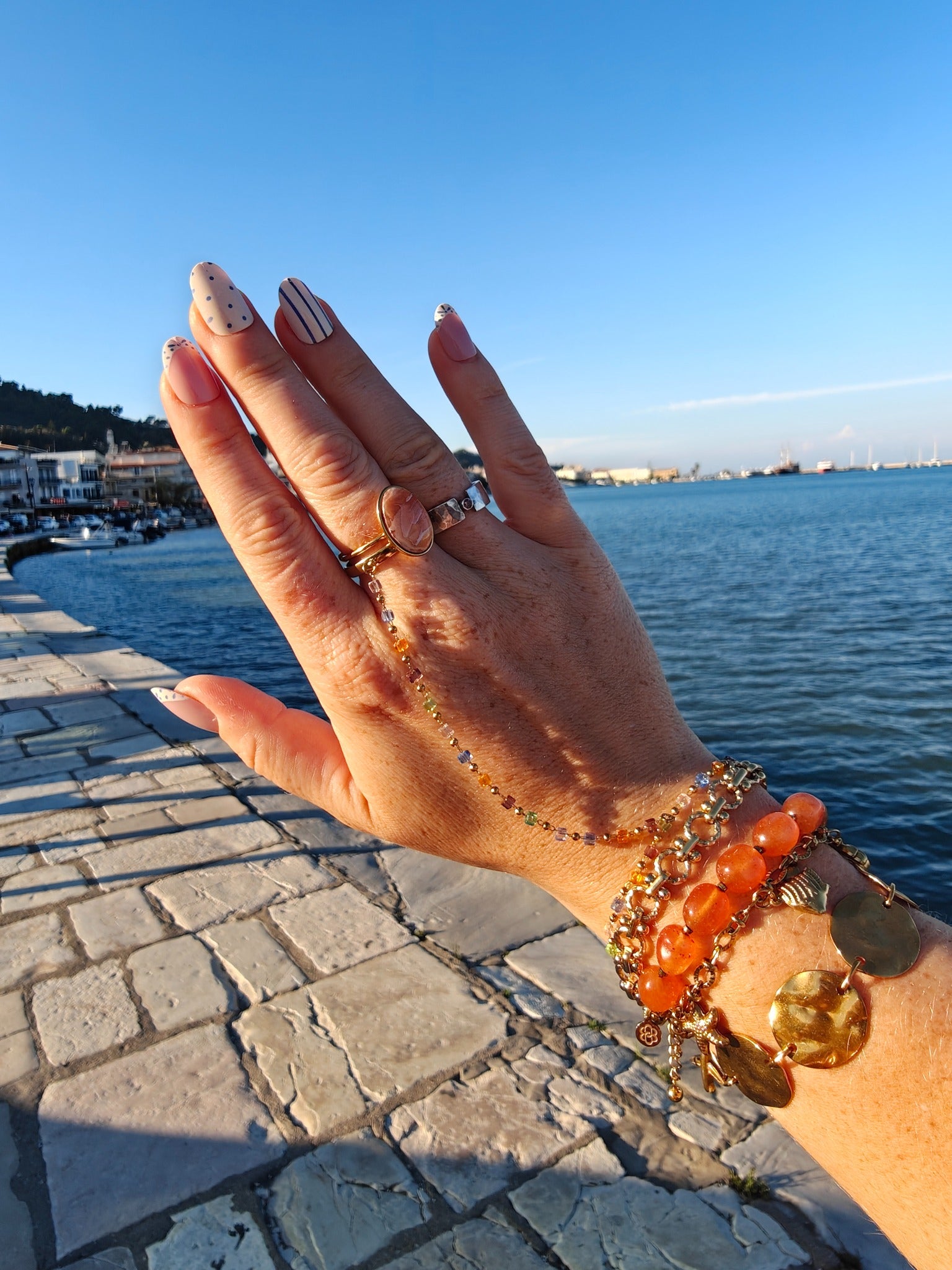 Lace Armband gecombineerd met andere gouden en gekleurde sieraden