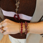 Lace Armband gedragen bij een gestreepte top en blazer