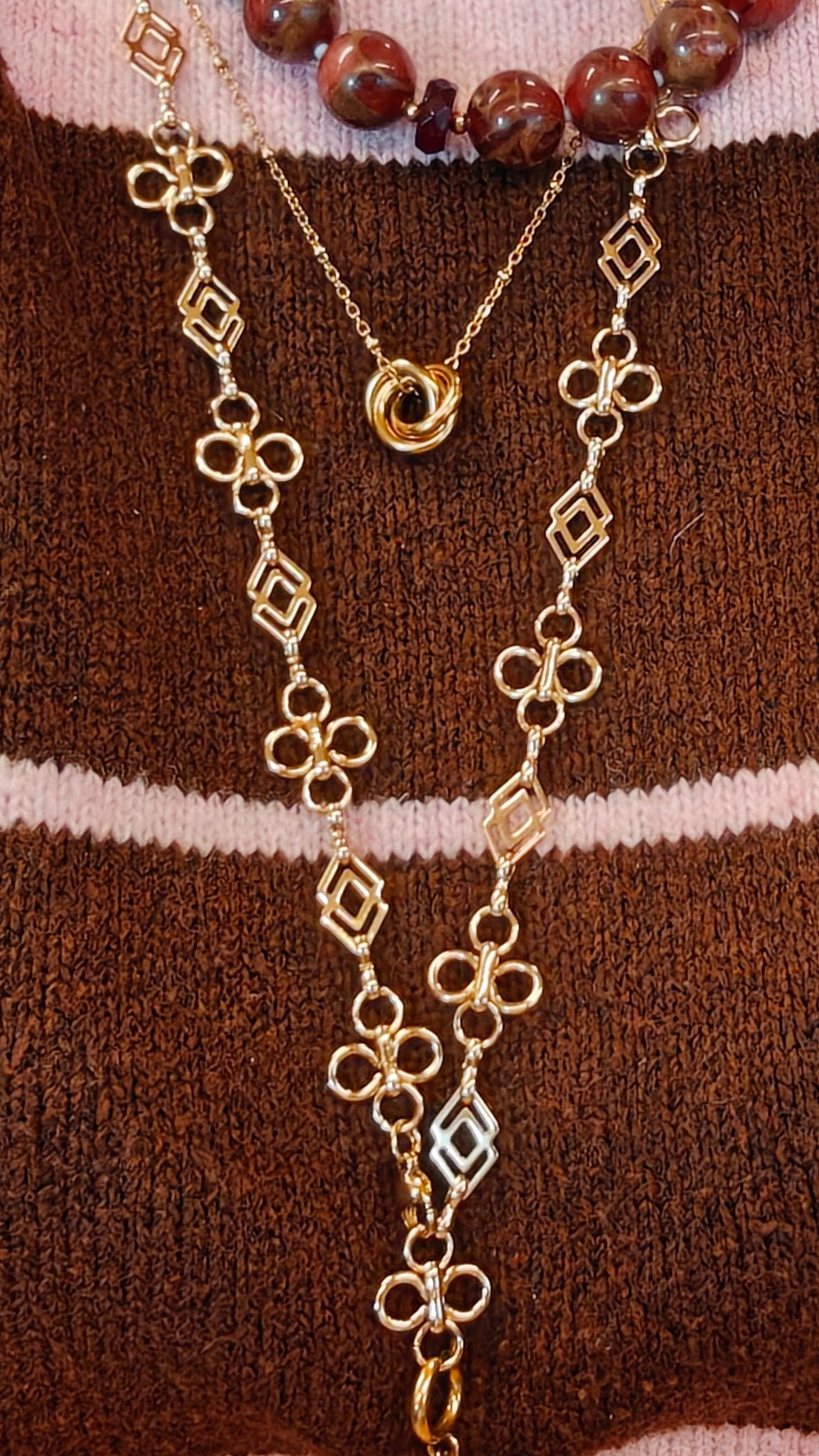 Detail van de Fleurette Ketting op een gestreepte top