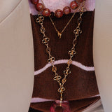 Fleurette Ketting gecombineerd met een blazer en andere kettingen