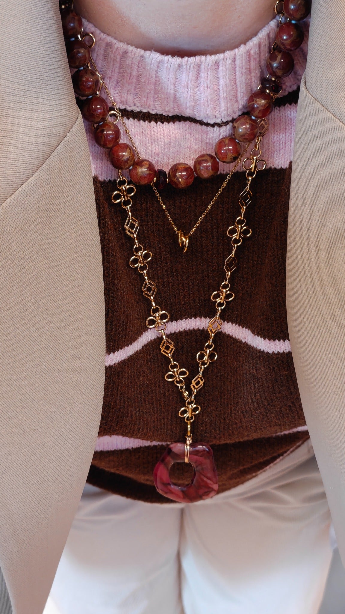 Fleurette Ketting gecombineerd met een blazer en andere kettingen