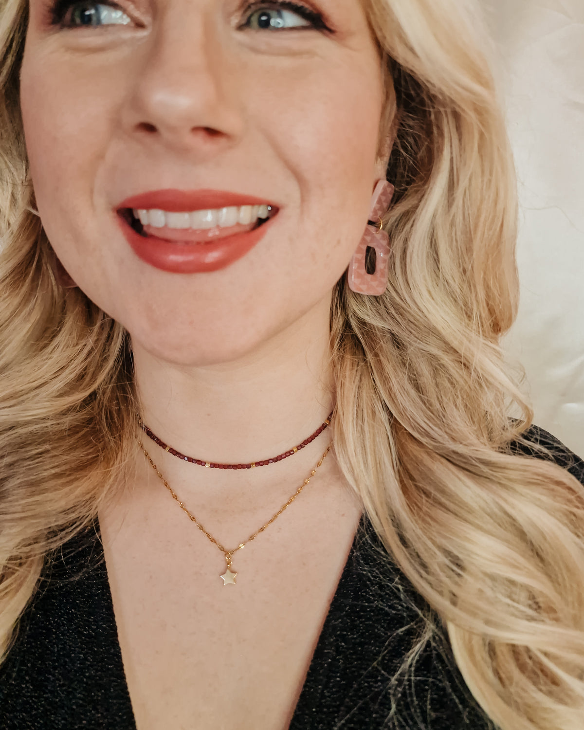 Ketting Burgundy Faceted Mini op model