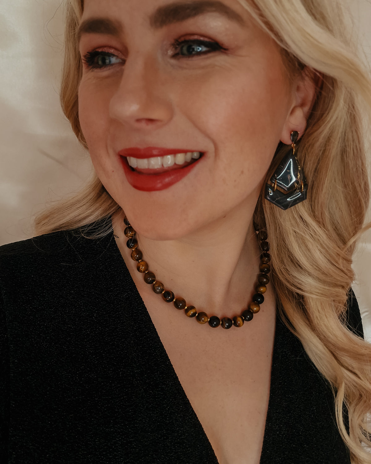 Ketting Tiger Eye Stone op model