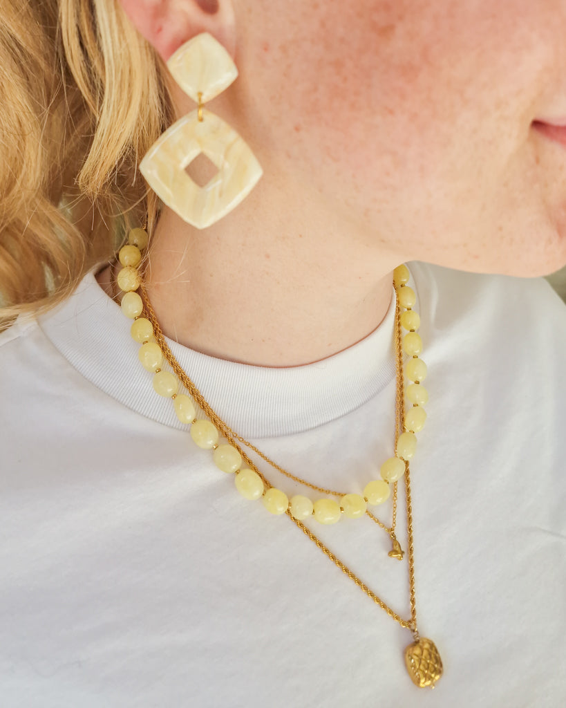 Ketting Butter Yellow Stone op model