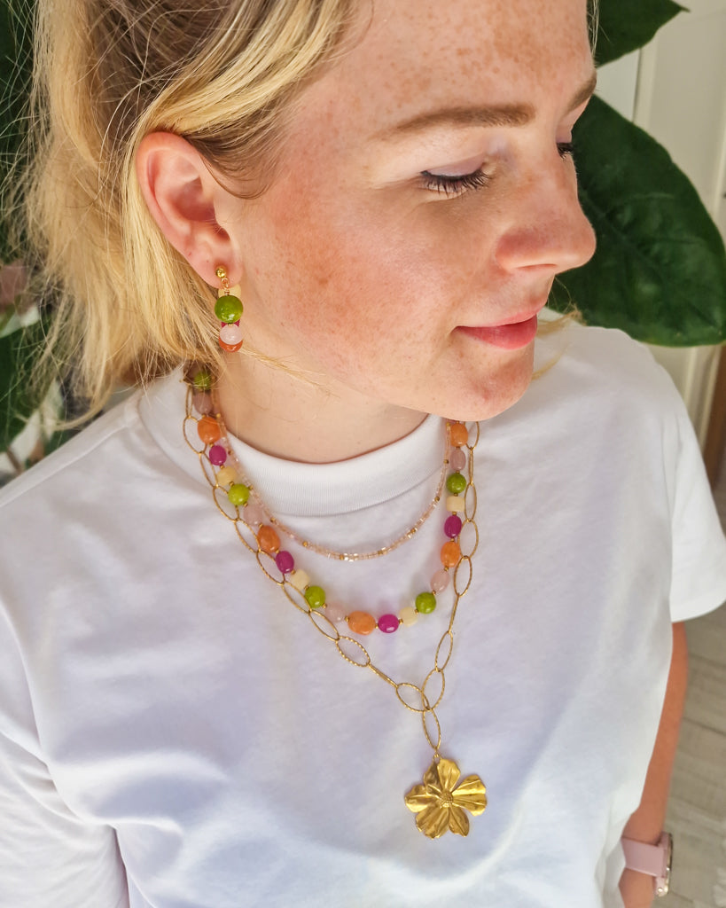 Ketting Light Pink Faceted mini op model
