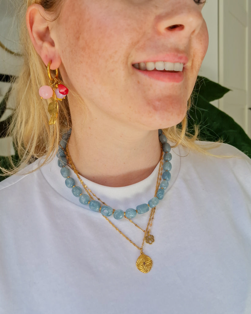 Ketting Light Blue Stone op model