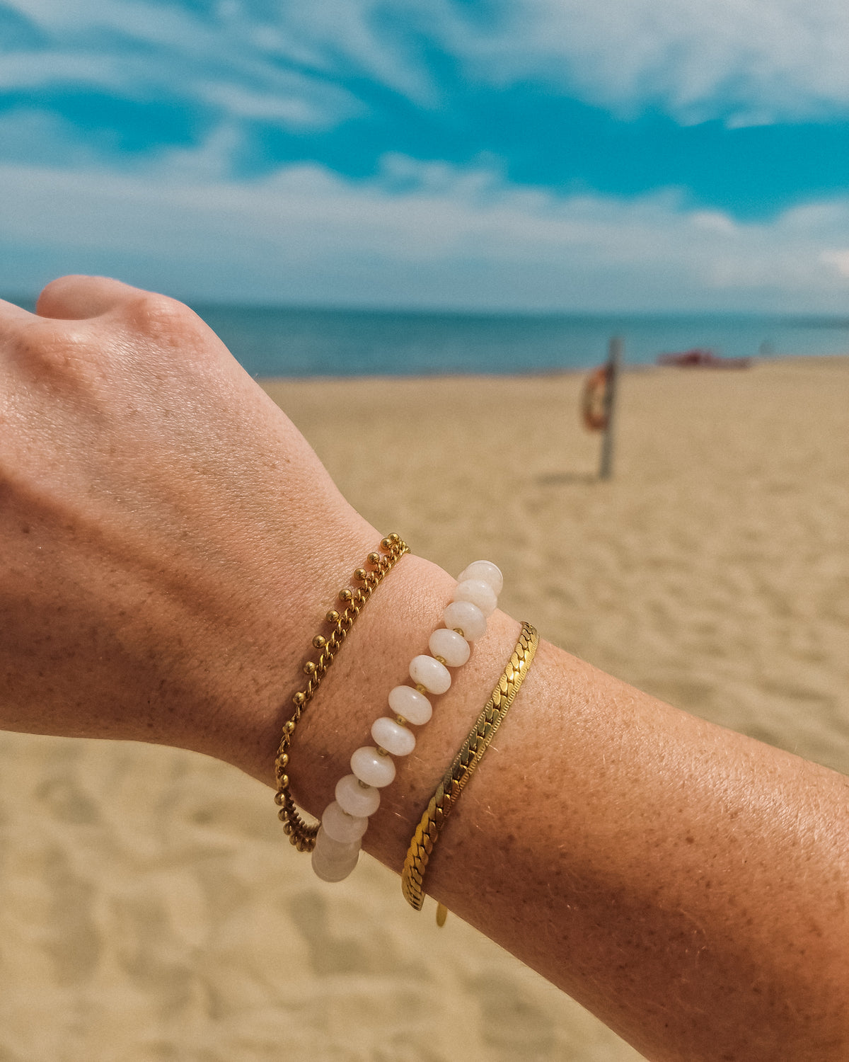 Armband Candy Latte White op model