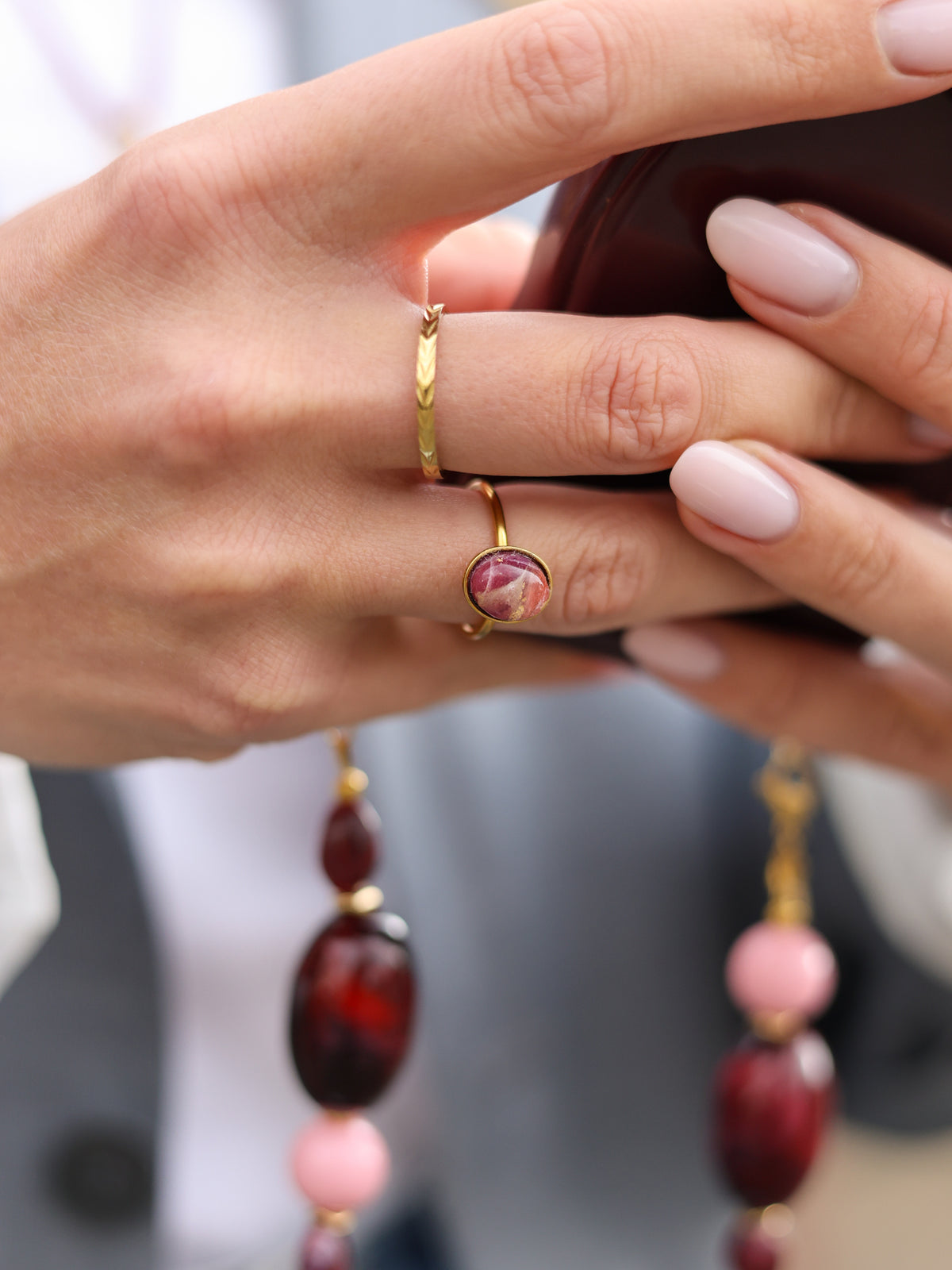 Ring Merlot Red Stone Oval Mini op model