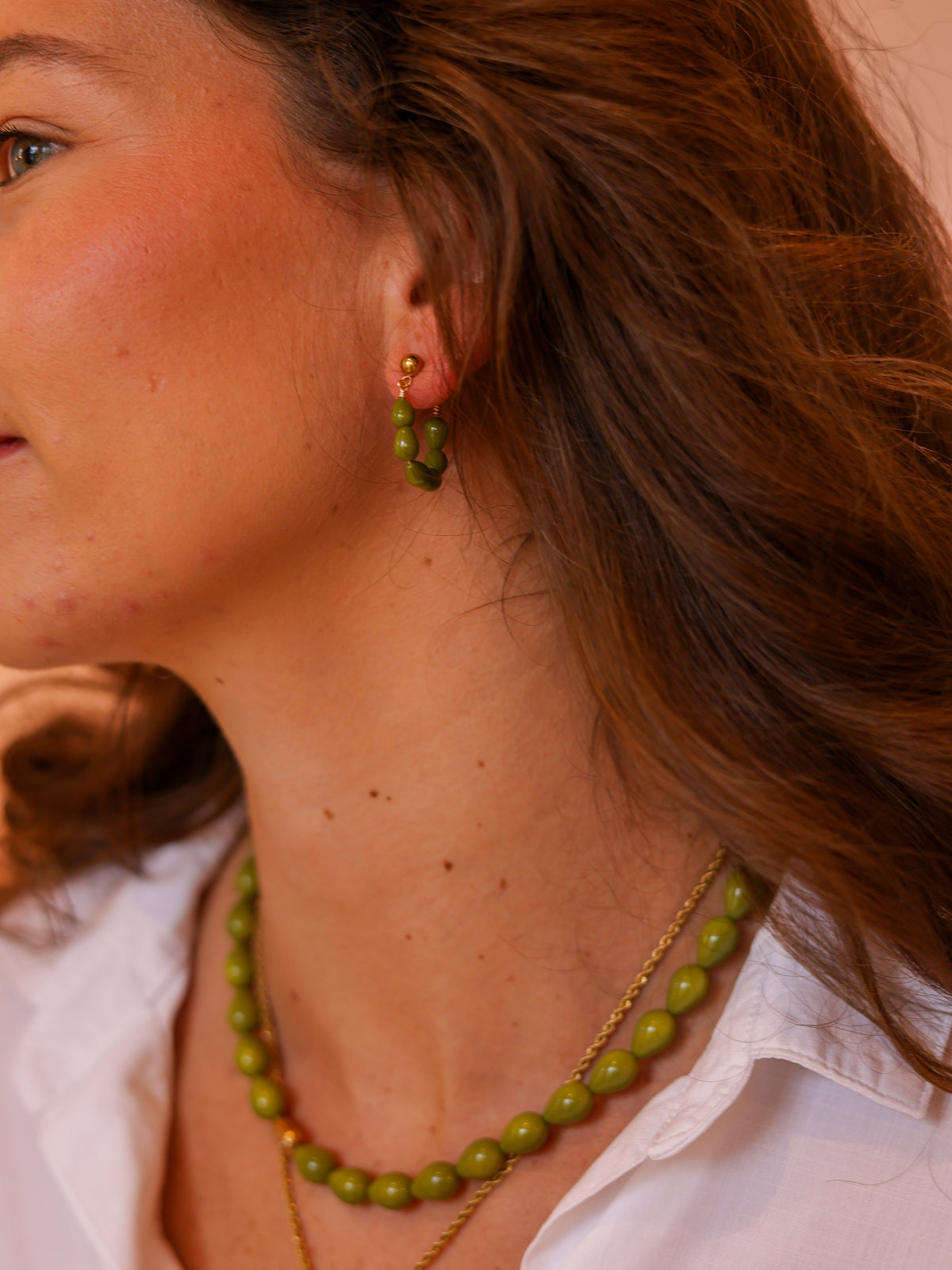 Oorbellen Olive Drop op model