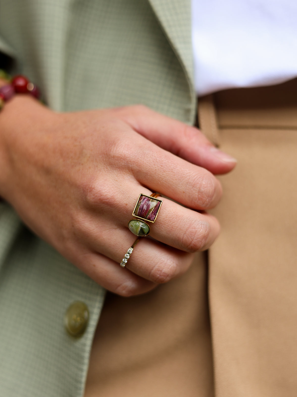 Ring Olive Green Stone Oval Mini op model