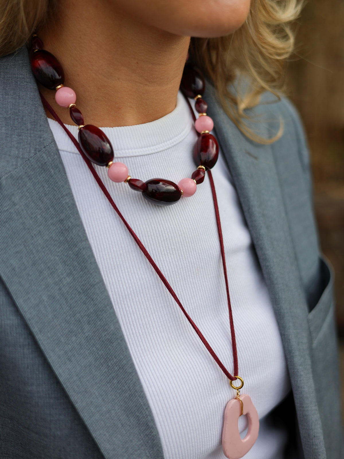 Ketting Cord Merlot Tie op model