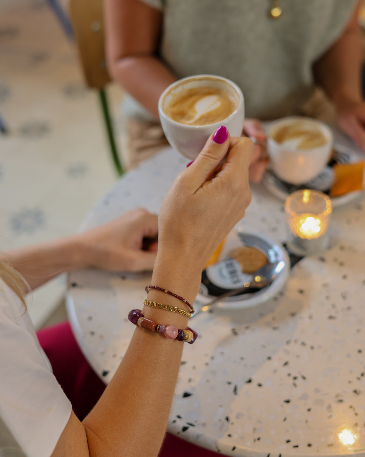 Armband Rose Clay op model