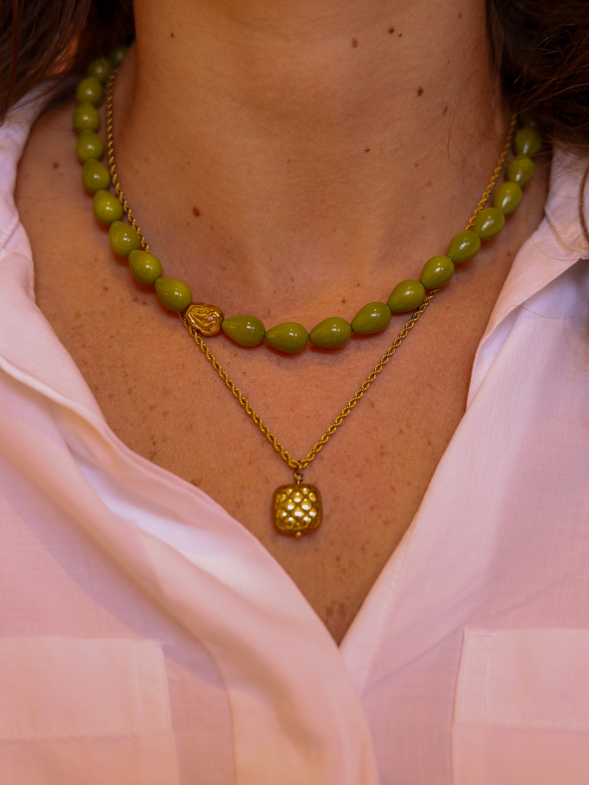 Ketting Olive Drop op model