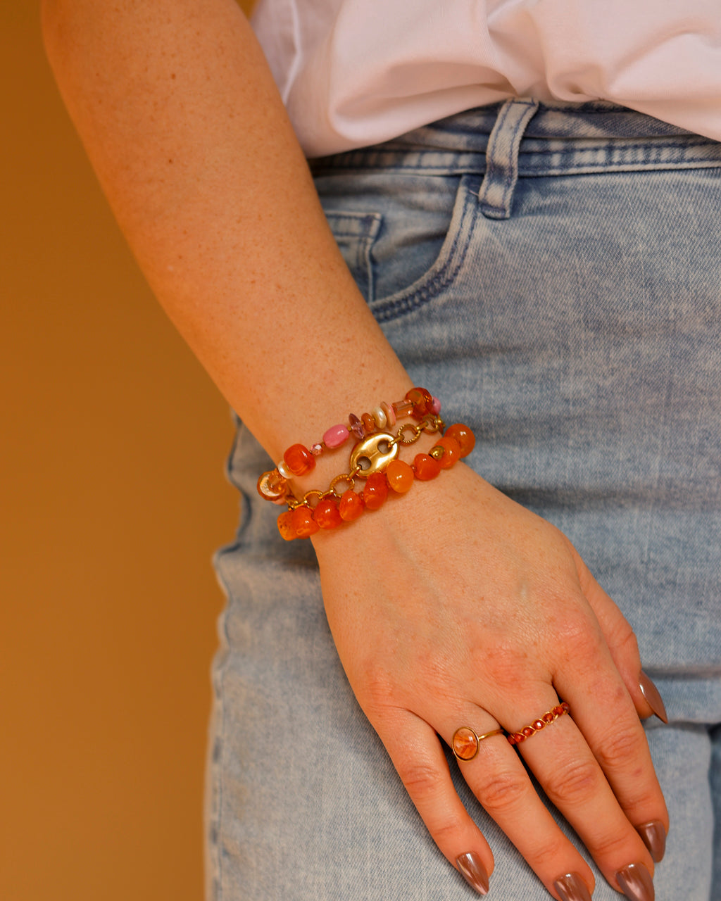 Armband Golden Hour Carnelian op model