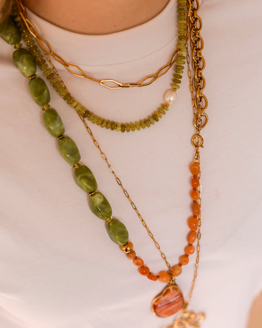 BLOSS sieraden op model