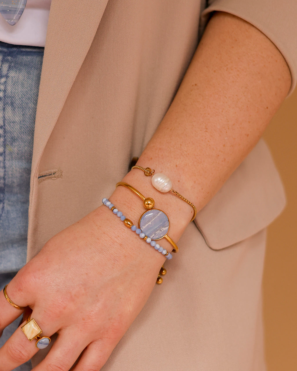 BLOSS sieraden op model