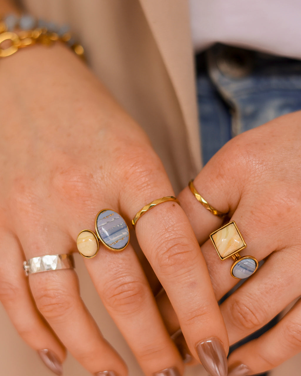 Ring Blue Lace Agate op model