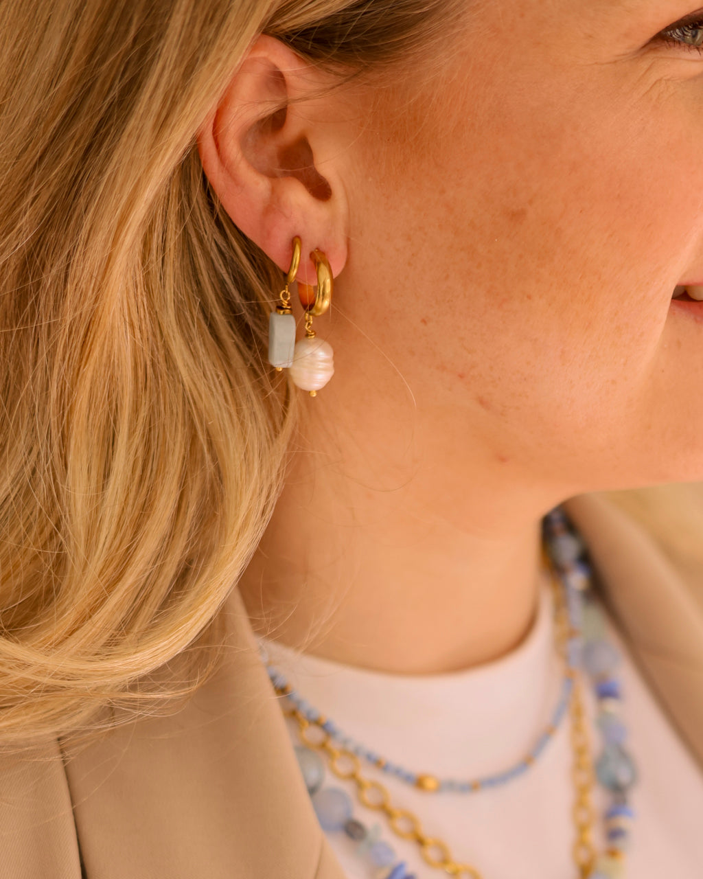 Oorbellen Pearl Drops op model