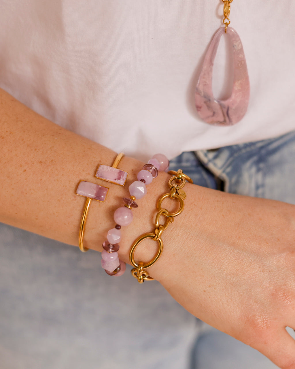Armband Cuff Purple Marble Rectangles op model